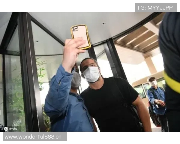 上海球迷酒店守候林加德成功获得全套签名留念