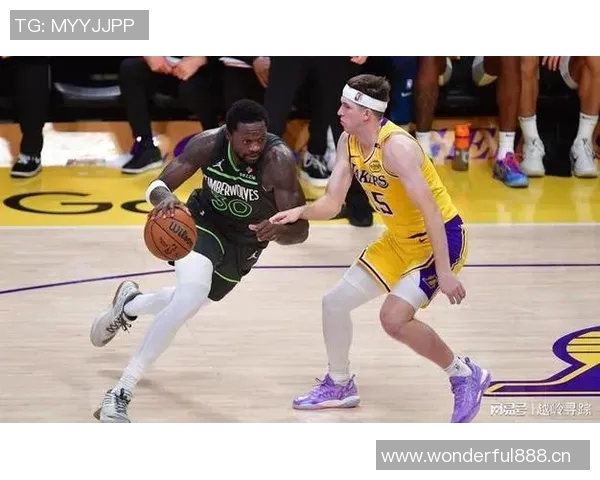 湖人训练场景曝光斯玛特紧逼八村里夫斯全力防守展现球队默契 湖人训练场景曝光斯玛特紧逼八村里夫斯全力防守展现球队默契