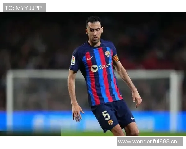 布斯克茨携妻儿共庆退役仪式迈阿密球迷齐聚致敬 布斯克茨携妻儿共庆退役仪式迈阿密球迷齐聚致敬