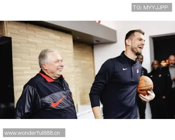 小杨激情泼水庆祝斯普利特首场胜利并获得比赛用球 小杨激情泼水庆祝斯普利特首场胜利并获得比赛用球