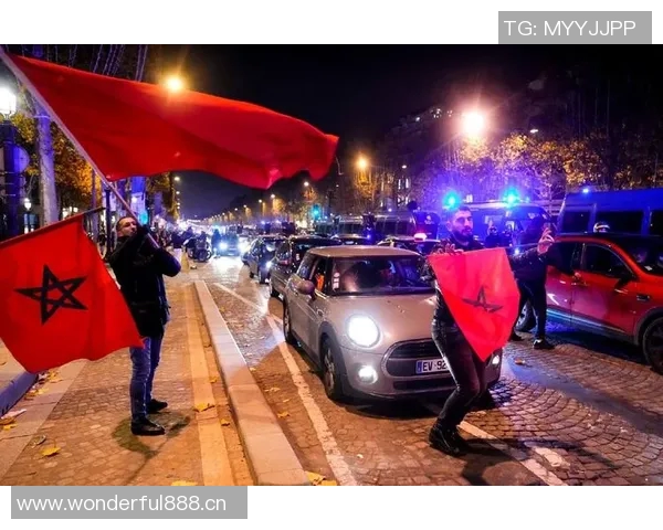 巴黎球迷大巴深夜抛锚高速上80人被困数小时等待救援 巴黎球迷大巴深夜抛锚高速上80人被困数小时等待救援